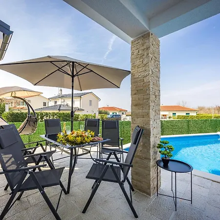 Renci Near Umag For 8 Persons With 30 M2 Private Heated Pool Vila Buje