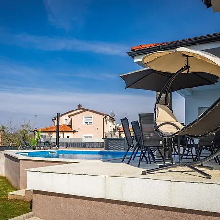Renci Near Umag For 8 Persons With 30 M2 Private Heated Pool Vila *