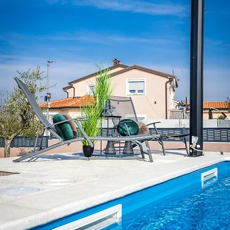 Renci Near Umag For 8 Persons With 30 M2 Private Heated Pool Vila *