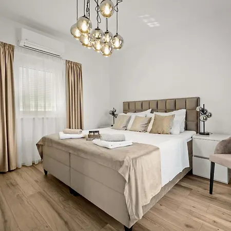 Renci Near Umag For 8 Persons With 30 M2 Private Heated Pool * 부제