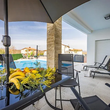 빌라 Renci Near Umag For 8 Persons With 30 M2 Private Heated Pool 부제