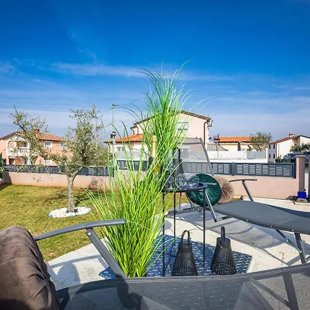 Vila Renci Near Umag For 8 Persons With 30 M2 Private Heated Pool