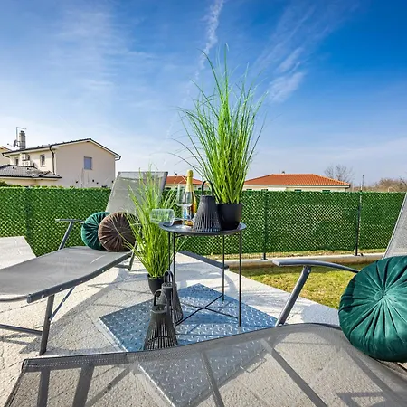 빌라 Renci Near Umag For 8 Persons With 30 M2 Private Heated Pool 부제