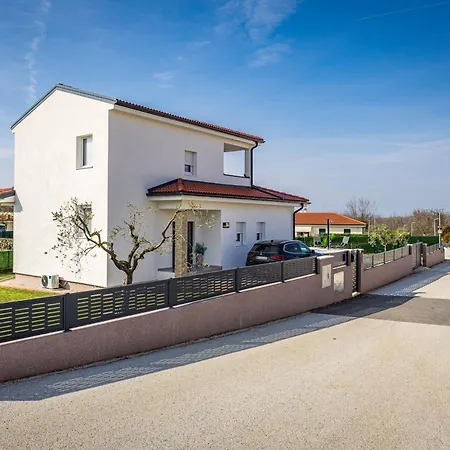 Renci Near Umag For 8 Persons With 30 M2 Private Heated Pool